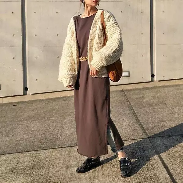 寒くなったらワンピースにパンツをin シンプル派さんにおすすめ ワンピース パンツの重ね着コーデ11選 ローリエプレス