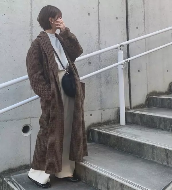 習い事コーデ 子どものサッカーや野球の遠征試合 意外と寒いからロングコートが手放せない ローリエプレス