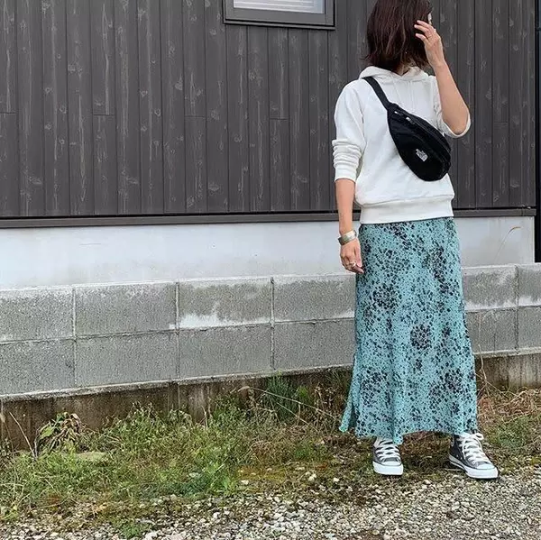 グレーのconverse コンバース 春色スカート が可愛い 大人のふんわりスニーカーコーデ ローリエプレス
