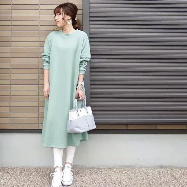 春ワンピースに白レギンスをプラス 清潔感のある爽やかレイヤードコーデ8選 ローリエプレス