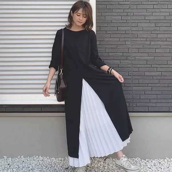 楽ちんワンピースを女性らしく 裾から揺れスカートが覗く こなれレイヤードコーデ10選 ローリエプレス