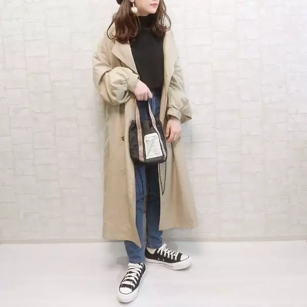 レイヤードで楽しむ オーバーサイズ が気分 ハンサムなトレンチコート着こなし術 ローリエプレス