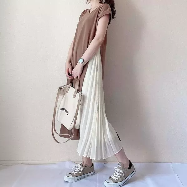 サイドプリーツのワンピースが映える 一枚でおしゃれな重ね着風ワンピースコーデ10選 ローリエプレス