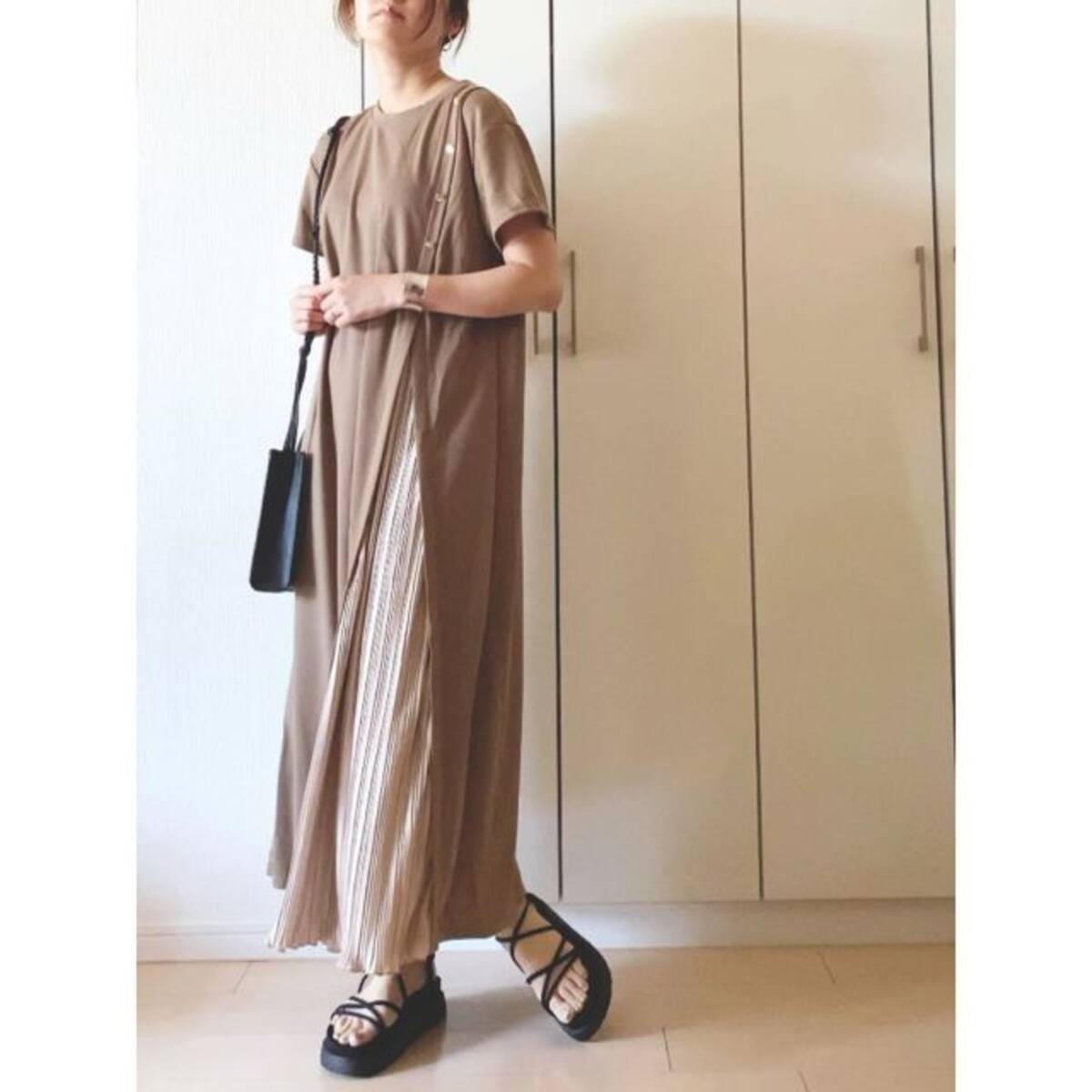 サイドプリーツのワンピースが映える 一枚でおしゃれな重ね着風ワンピースコーデ10選 ローリエプレス