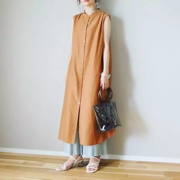 ノースリーブのシャツワンピース 着こなしアイデア 見た目以上に着回しが効くお得アイテム ローリエプレス