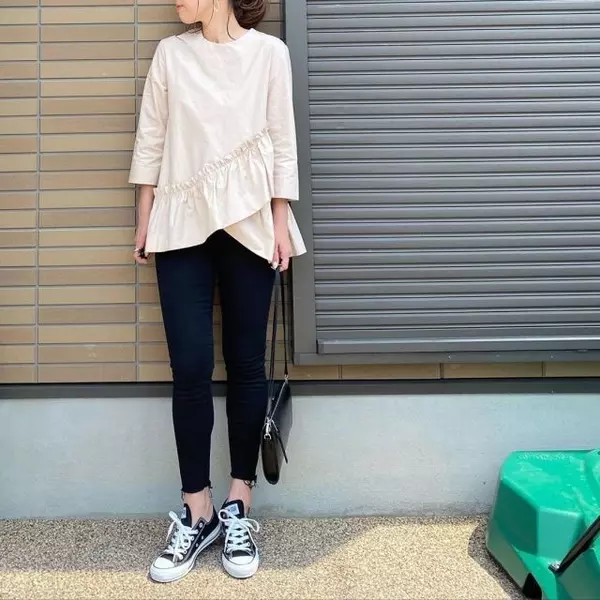 黒スキニーパンツ を暑苦しく見せない 夏におすすめのオシャレコーデ9選 ローリエプレス