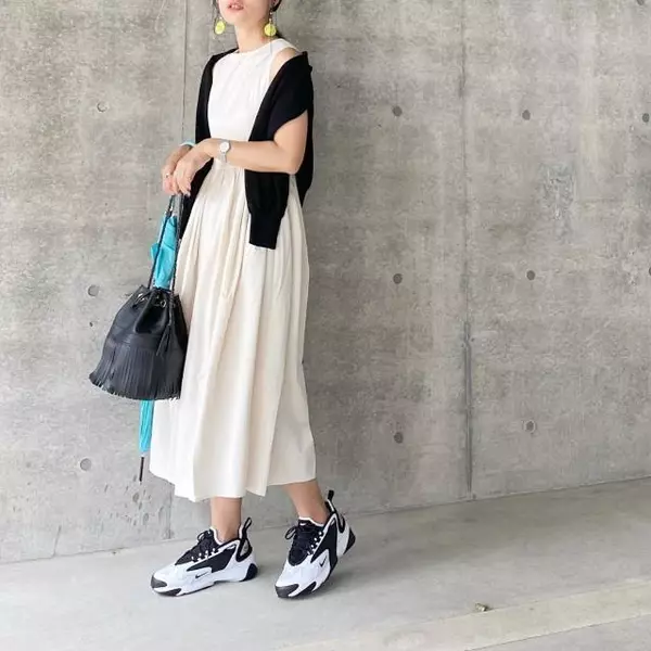 肩掛けカーディガン ノースリーブワンピースに似合うのは 簡単 二の腕カバーできる5種類 ローリエプレス