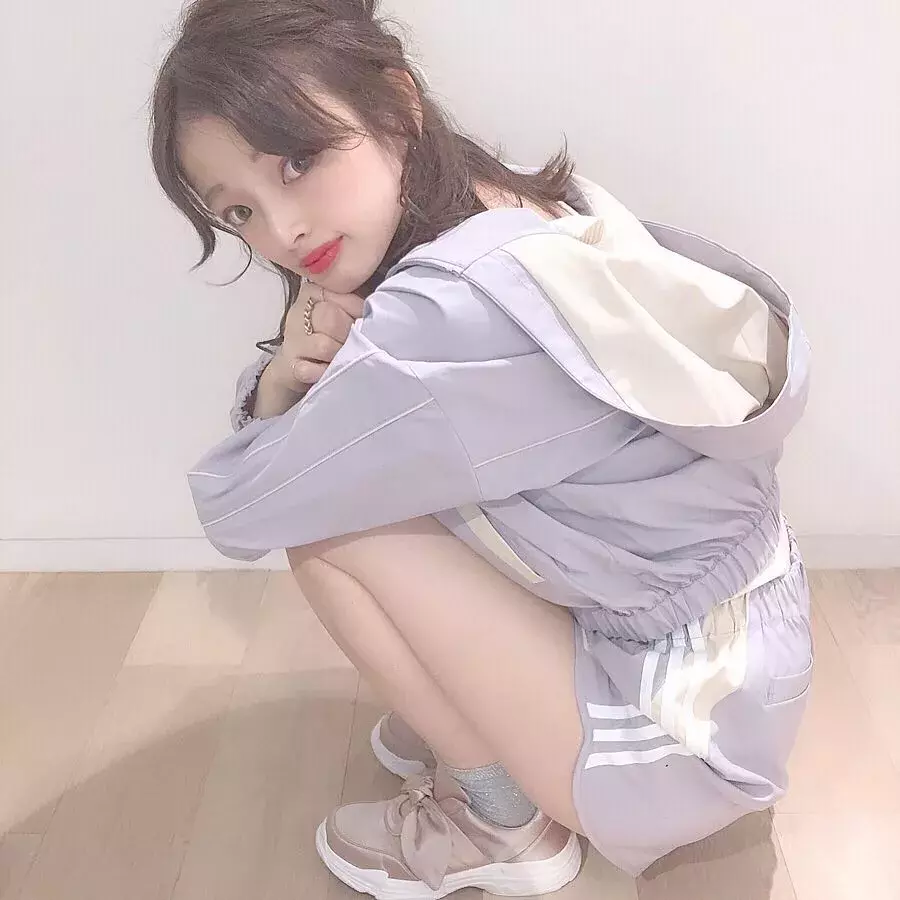 ワイドスクワットの効果 やり方とは 正しいフォームで目指せ美脚 ローリエプレス
