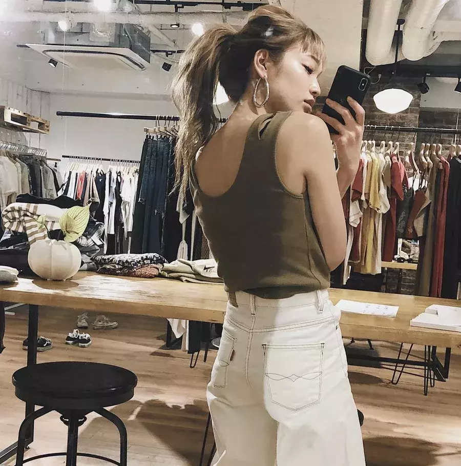 白シャツのインナーを正しく選ぶポイントは おすすめコーデも必見 ローリエプレス 白シャツのインナーを正しく選ぶポイントは おすすめコーデも必見 ローリエプレス