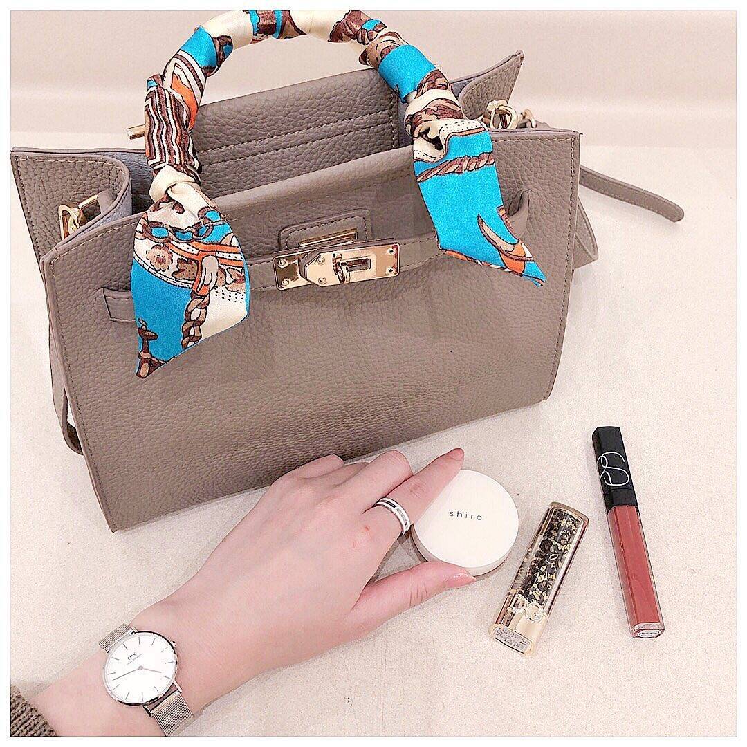 カバンにつけるバンダナ スカーフの巻き方 アレンジ方法を大公開 ローリエプレス