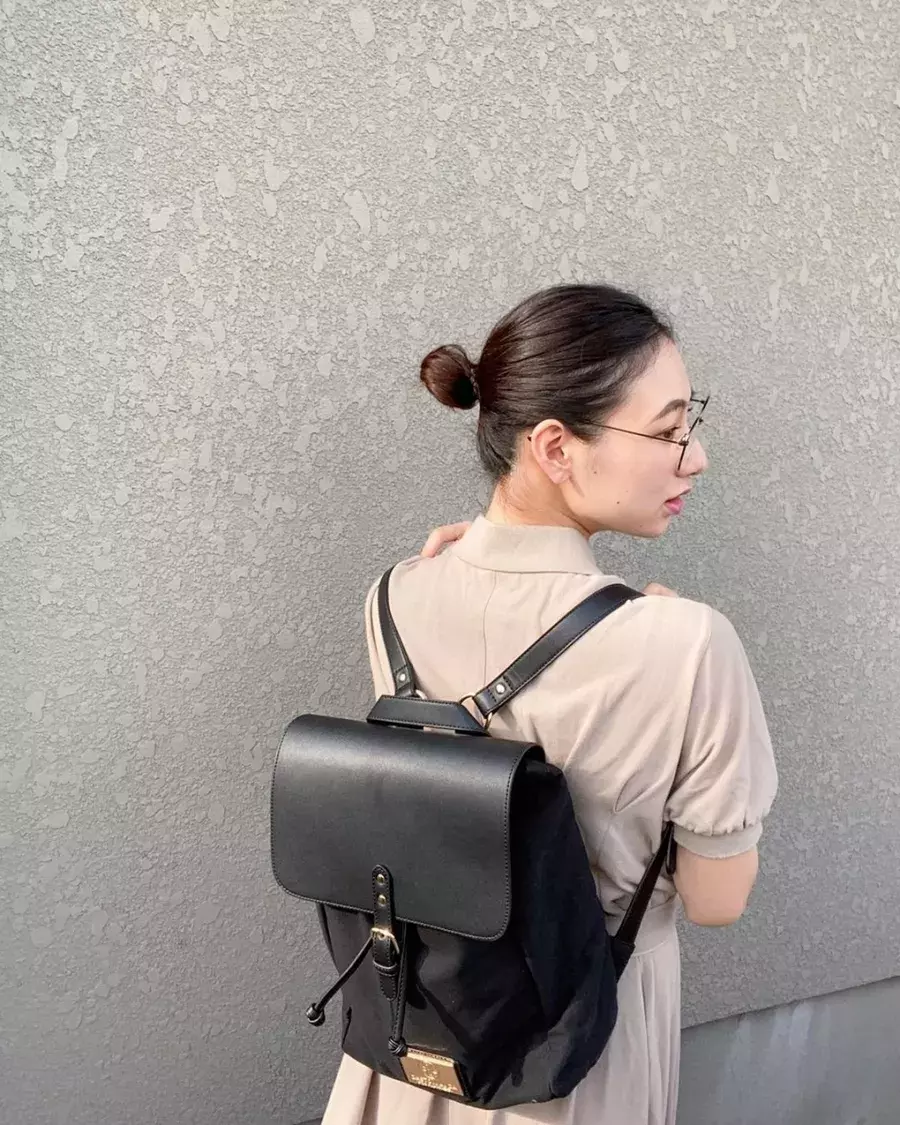 カバンにつけるバンダナ スカーフの巻き方 アレンジ方法を大公開 ローリエプレス カバンにつけるバンダナ スカーフの巻き方 アレンジ方法を大公開 ローリエプレス