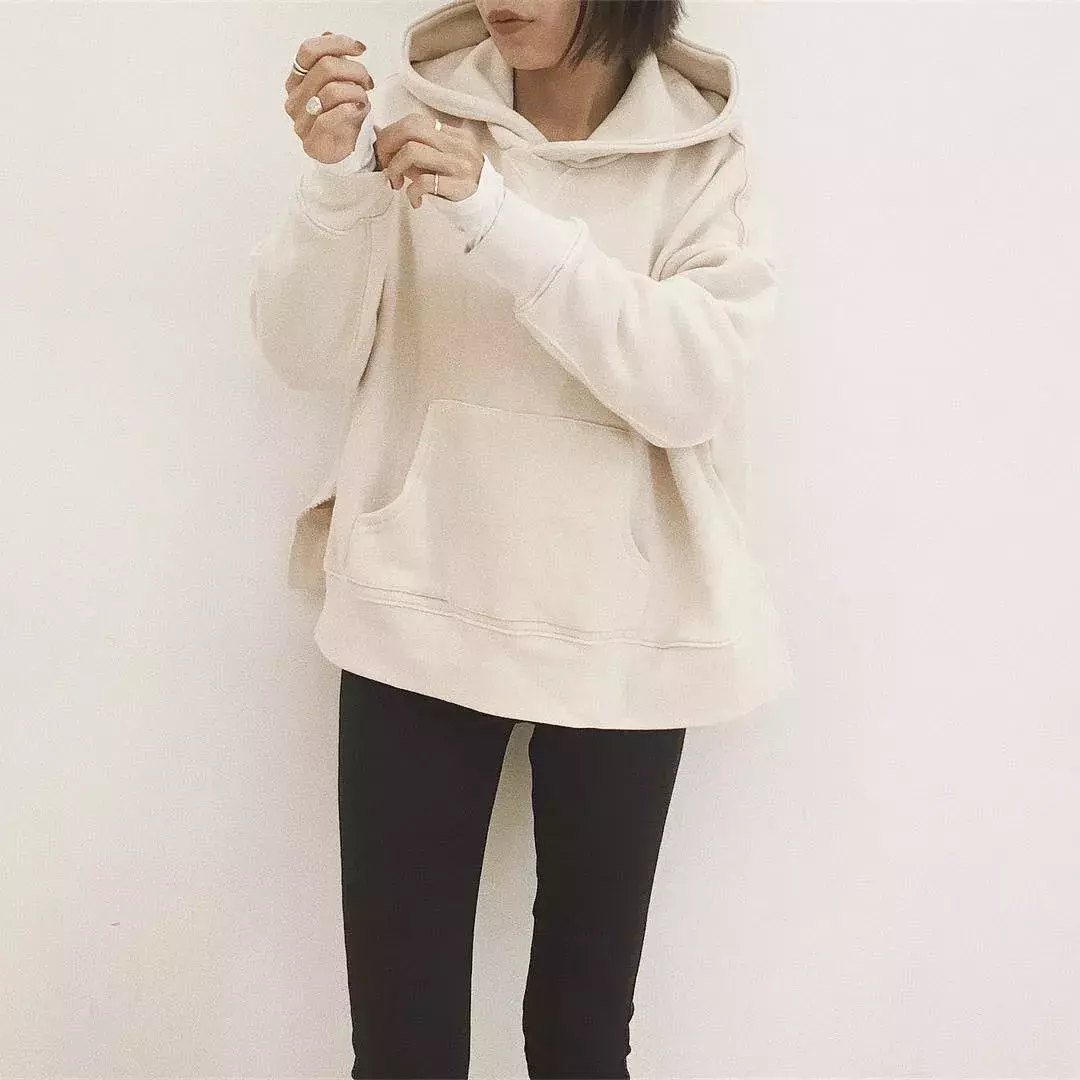 白パーカーのレディースコーデ集 丈や柄 アイテム別でご紹介 ローリエプレス
