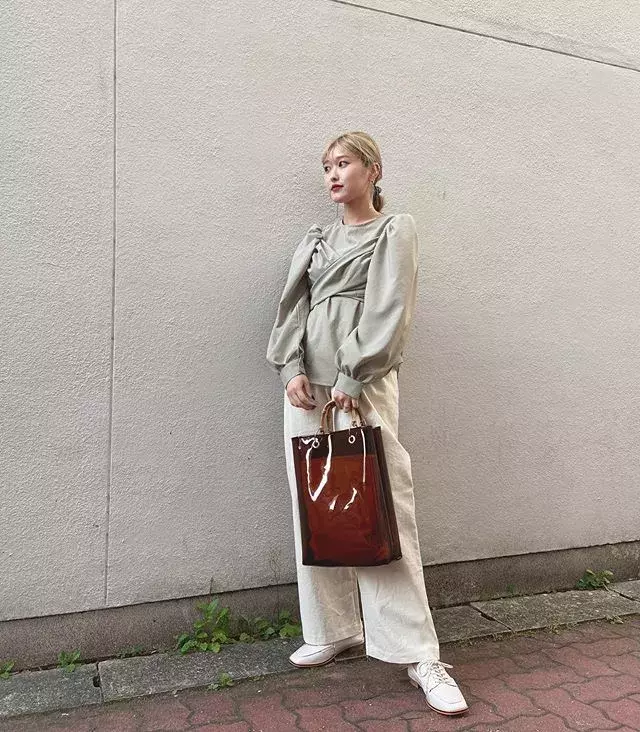 ワイドパンツのおすすめコーデ 色 アイテム 季節 年代別でご紹介 ローリエプレス