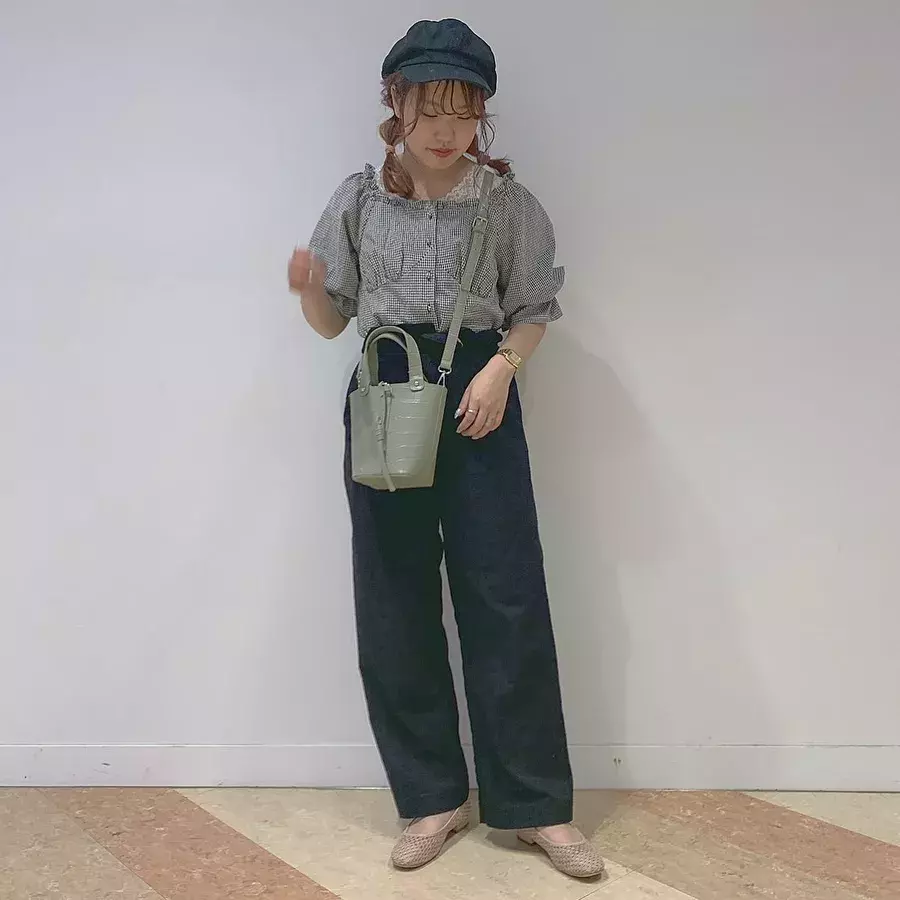 紺のワイドパンツの魅力と季節別コーデをご紹介 相性の良い色 靴も必見 ローリエプレス 紺のワイドパンツの魅力と季節別コーデをご紹介 相性の良い色 靴も必見 ローリエプレス