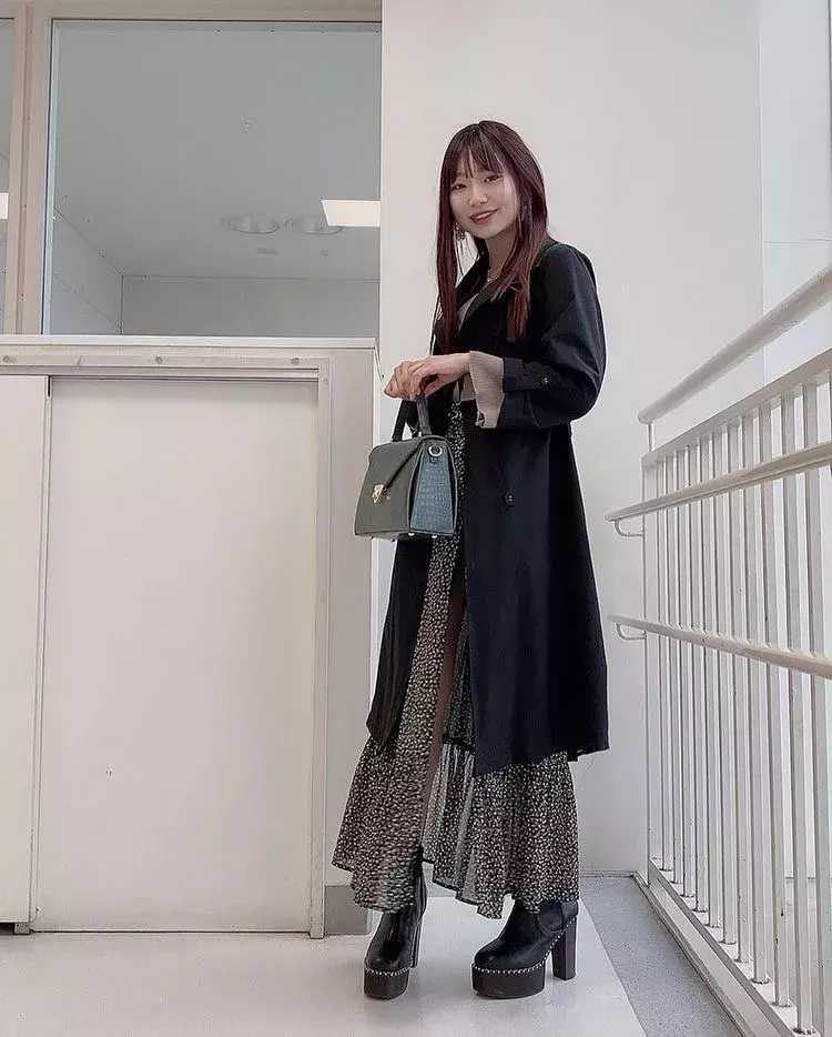 全身黒コーデの着こなし術 おしゃれに垢抜けるポイントも解説 ローリエプレス 2 2