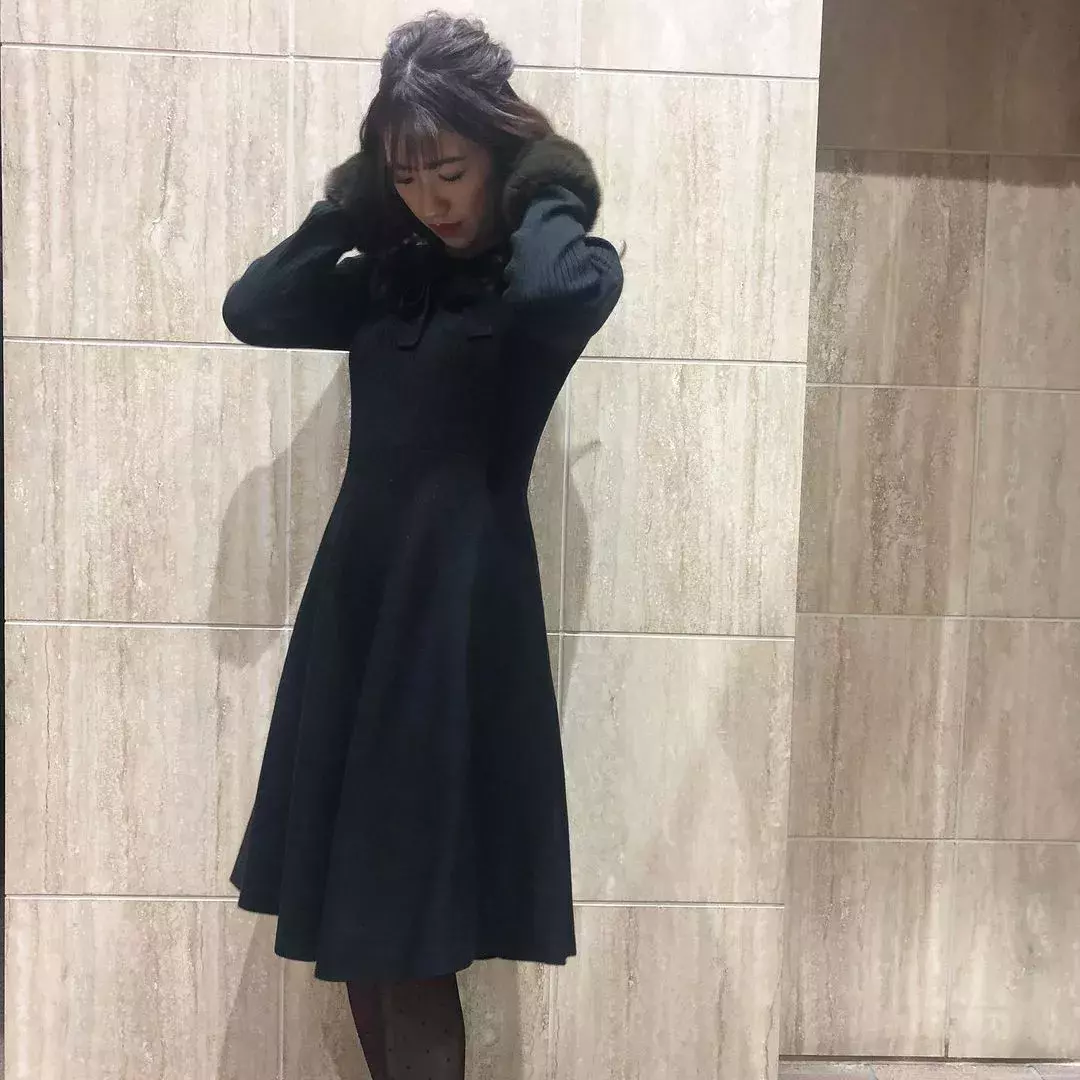 21年 黒ワンピースの冬コーデを丈 素材 小物別で紹介 ローリエプレス