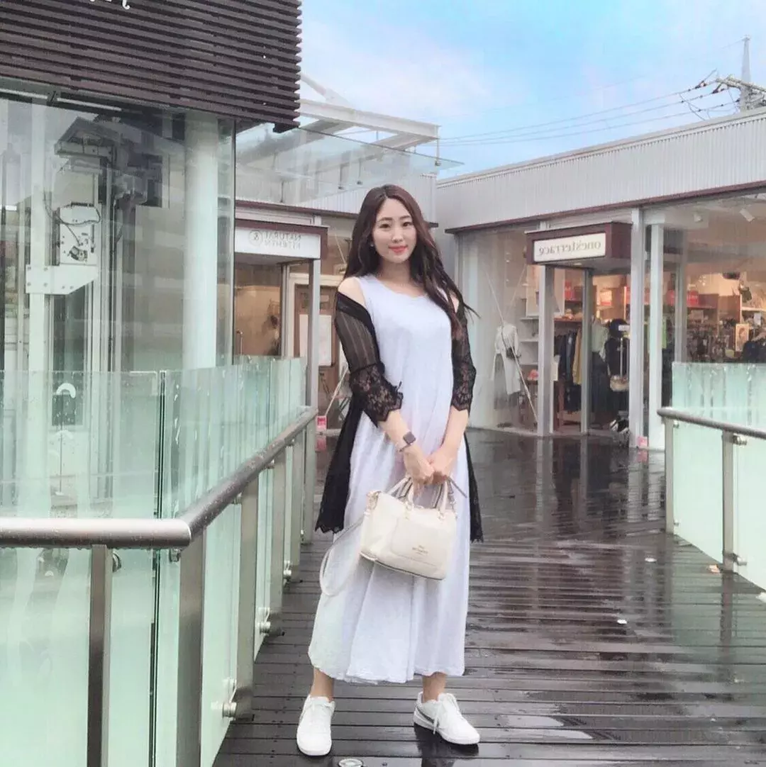 大人女子に人気のスニーカーブランドは キレイめコーデで上品にまとめる ローリエプレス 2 2 大人女子に人気のスニーカーブランドは キレイめコーデで上品にまとめる ローリエプレス 2 2