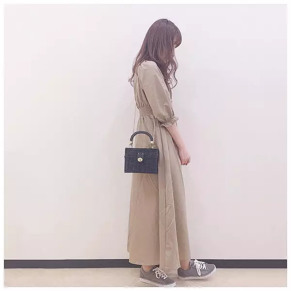 大人女子に人気のスニーカーブランドは キレイめコーデで上品にまとめる ローリエプレス