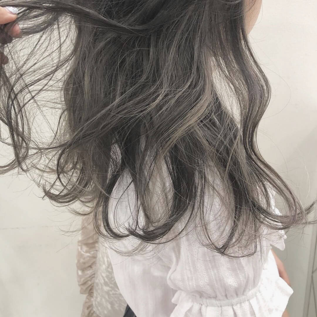 グレージュってどんな髪色なの 旬カラーの魅力を明るさ別に一挙紹介 ローリエプレス