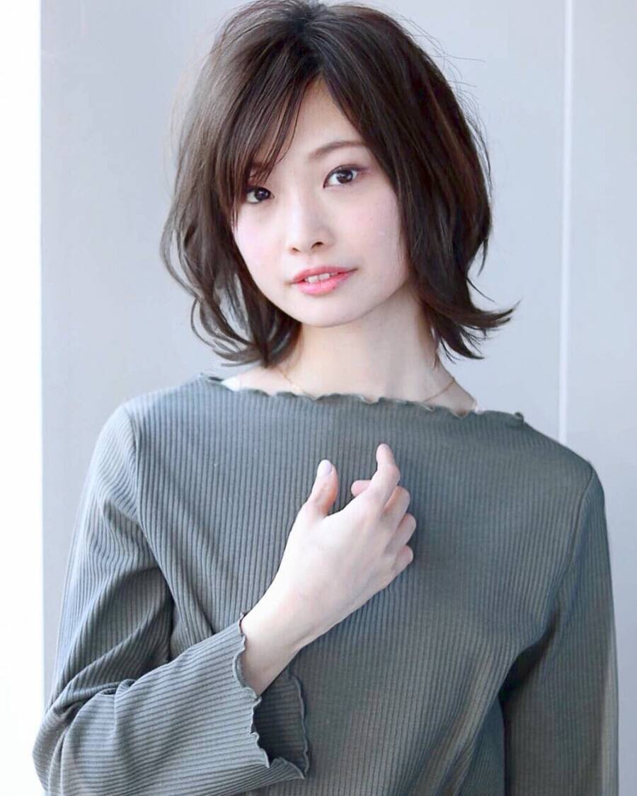 四角顔さんが似合う髪型って 顔の特徴 似合うヘアスタイルを紹介 ローリエプレス