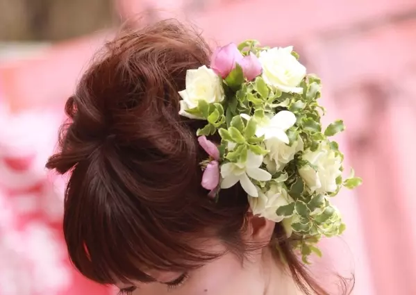 結婚式での髪飾りマナーとは ドレスに合わせたおすすめ髪飾りも紹介 ローリエプレス