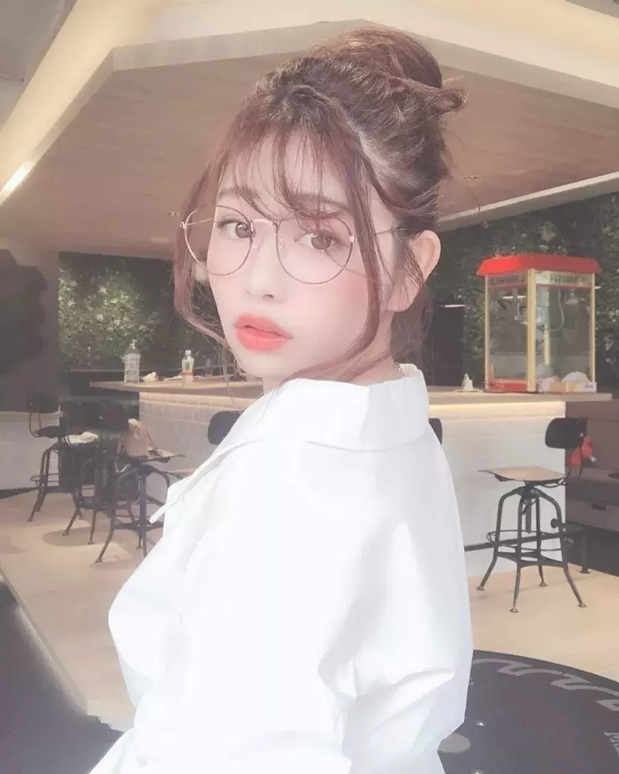 触覚ヘアで小顔に 作り方のポイント レングス別スタイルをご紹介 ローリエプレス 触覚ヘアで小顔に 作り方のポイント レングス別スタイルをご紹介 ローリエプレス