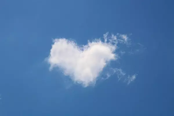 空を飛ぶ夢から隠れた欲求を読み解こう 意味や心理をシーン別に解説 ローリエプレス 2 2