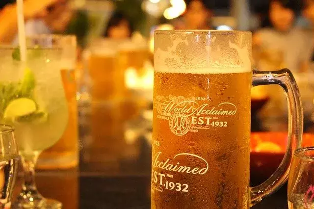 飲み会マナーをマスターしてデキる社会人に 基本からお酌の仕方まで ローリエプレス 飲み会マナーをマスターしてデキる社会人に 基本からお酌の仕方まで ローリエプレス