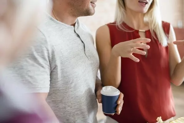 よく笑う人の特徴 心理状態は 笑顔が素敵な人がモテる理由も解説 ローリエプレス 2 2