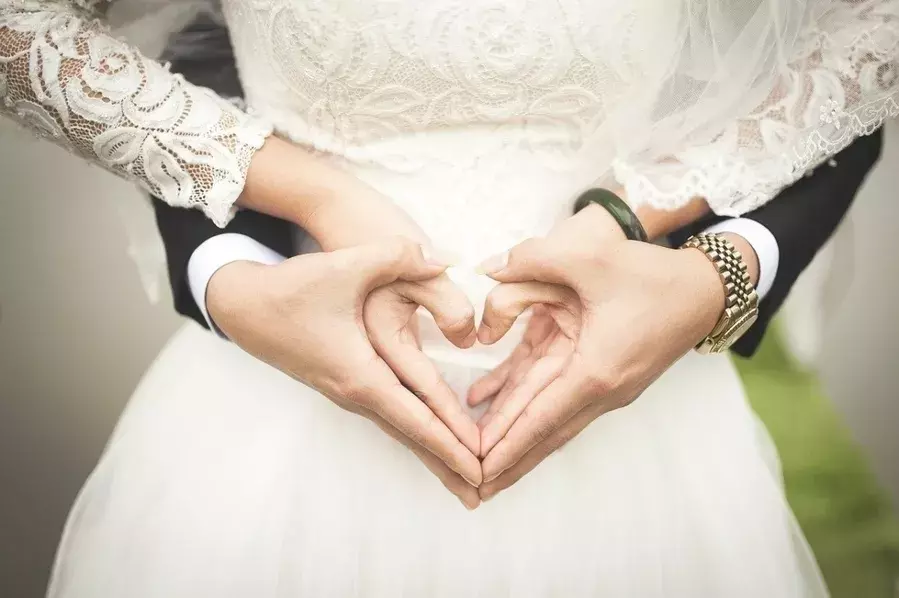 結婚式でよく聞く 馴れ初め ってどんな意味 語源や使い方を解説 ローリエプレス