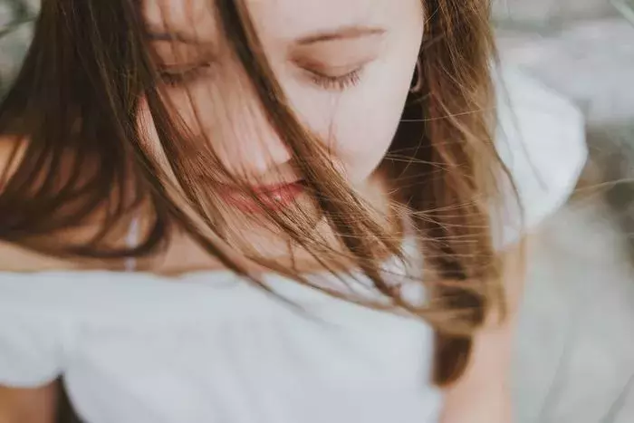 恥ずかしがり屋な人の特徴6選 原因や治し方も解説 ローリエプレス 恥ずかしがり屋な人の特徴6選 原因や治し方も解説 ローリエプレス
