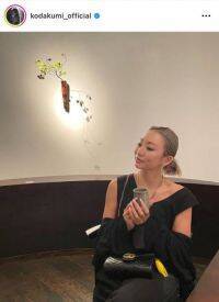 倖田來未、美デコルテの際立つ上品なブラックコーデで“陶展”へ「家族分買ってきたのですが…」
