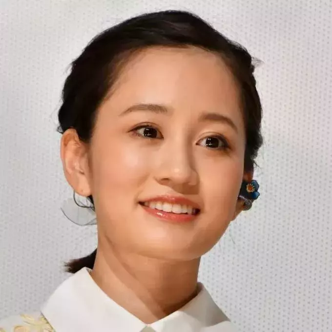 前田敦子 ほっそりウエスト覗く上品コーデに絶賛の声 スタイル最強 足長くて羨ましい ローリエプレス