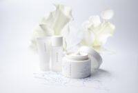 SUQQU「デザイニング マッサージ クリーム」が、限定の香り「純白花香」を纏いキットとして登場