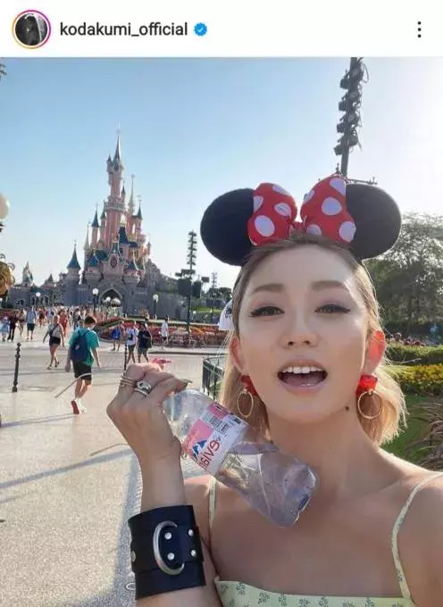 倖田來未 キャミソール デニムの肌見せ夏コーデでパリのディズニーを満喫 またまた炎天下 ローリエプレス