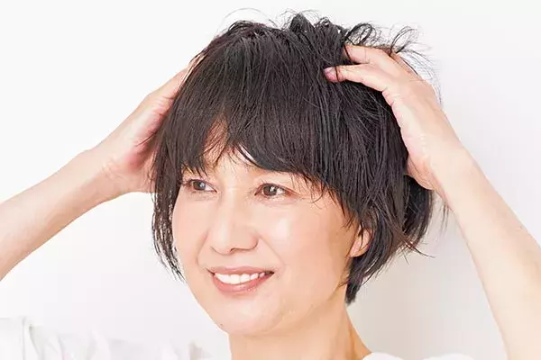 汗でつぶれる髪の悩みは お風呂上がりのヘアワックス で解決 ヘアメイク山本浩未が効果的なつけ方を伝授 ローリエプレス