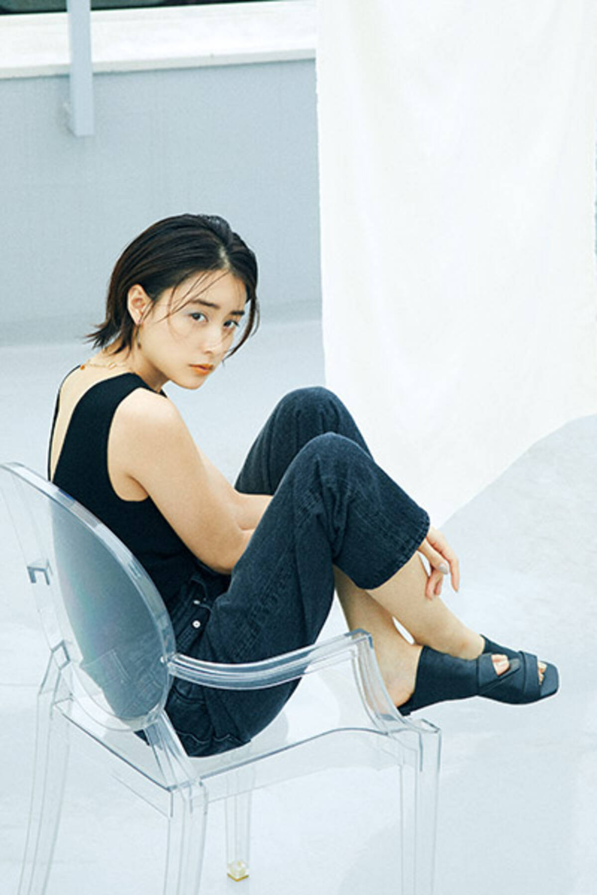 山本美月がぺたんこ靴に似合うハンサム服を披露 この夏はスポーツシューズorモード見え黒サンダル ローリエプレス