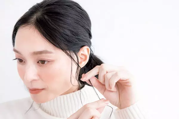 まとめ髪で 疲れたオバさん に見せない おくれ毛の出し方 ヘア メイク 山本浩未 ローリエプレス
