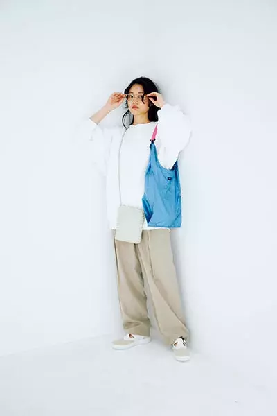 大きめバッグ カジュアルシューズのオフコーデ ラクチンなのにおしゃれ 春のお出かけにぴったり ローリエプレス