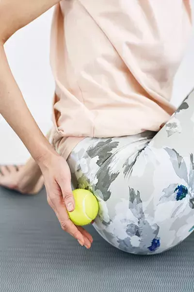 腰痛がテニスボールで改善 お尻と太ももの筋膜リリース法をkaoruが指南 ローリエプレス