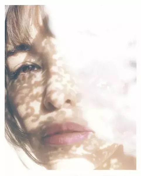 梨花の新連載がスタート レースパンツとスカーフを使った 梨花流着まわしコーデをチェック ローリエプレス