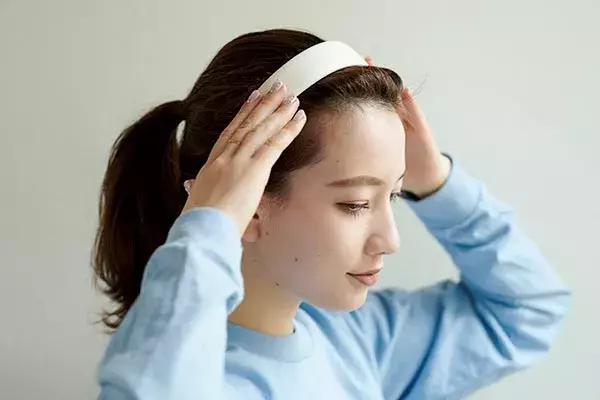 ロングヘアのカチューシャヘアアレンジ 結んでつけるだけで簡単こなれヘアに 美容師が指南 ローリエプレス