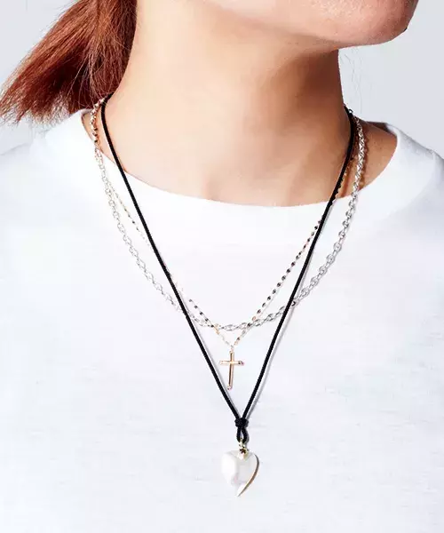 ネックレス重ねづけコーデ9選 無地の白tシャツをおしゃれに格上げ ローリエプレス ネックレス重ねづけコーデ9選 無地の白tシャツをおしゃれに格上げ ローリエプレス