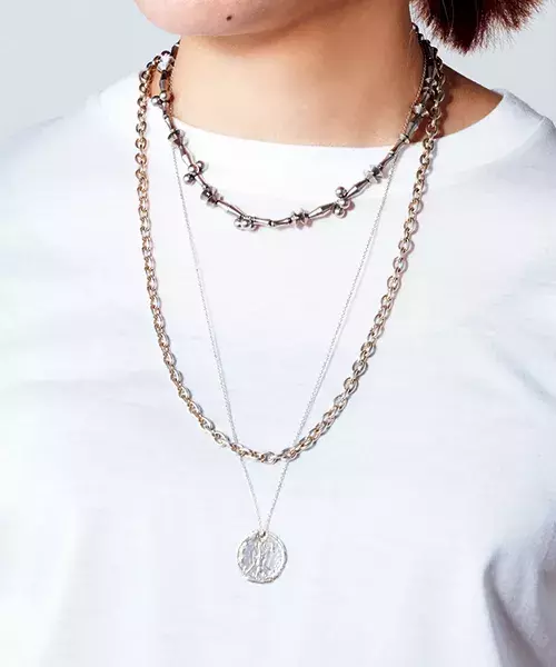 ネックレス重ねづけコーデ9選 無地の白tシャツをおしゃれに格上げ ローリエプレス ネックレス重ねづけコーデ9選 無地の白tシャツをおしゃれに格上げ ローリエプレス