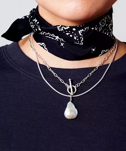 ネックレス重ねづけコーデ9選 無地の白tシャツをおしゃれに格上げ ローリエプレス ネックレス重ねづけコーデ9選 無地の白tシャツをおしゃれに格上げ ローリエプレス