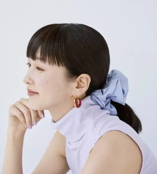 大人の簡単ヘアアレンジ11選 ショート セミロング ロング シュシュ ヘアピン スカーフetc 洒落てるヘ ローリエプレス