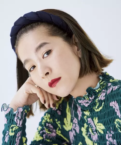 大人の簡単ヘアアレンジ11選 ショート セミロング ロング シュシュ ヘアピン スカーフetc 洒落てるヘ ローリエプレス