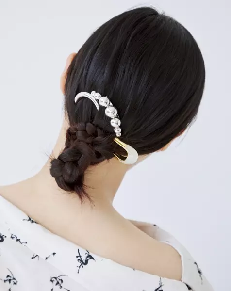 大人の簡単ヘアアレンジ11選 ショート セミロング ロング シュシュ ヘアピン スカーフetc 洒落てるヘ ローリエプレス