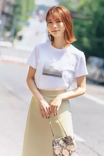 通勤okなtシャツ17選 無地からデートに使える女っぽい1枚まで Ol夏コーデ ローリエプレス