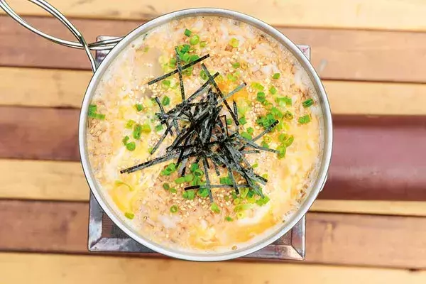 チキンラーメンが雑炊に 米と麺のハーモニーを半熟卵が包み込む キャンプ料理 ソトレシピ 監修 ローリエプレス